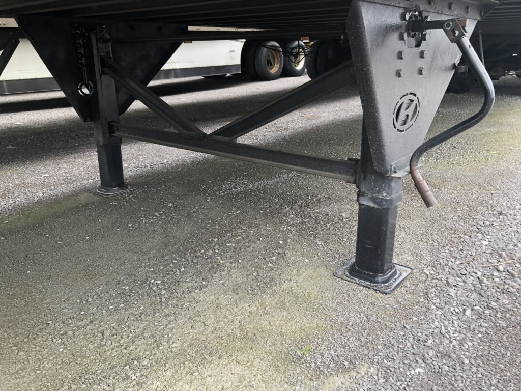 Trailer landing gear and undercarriage